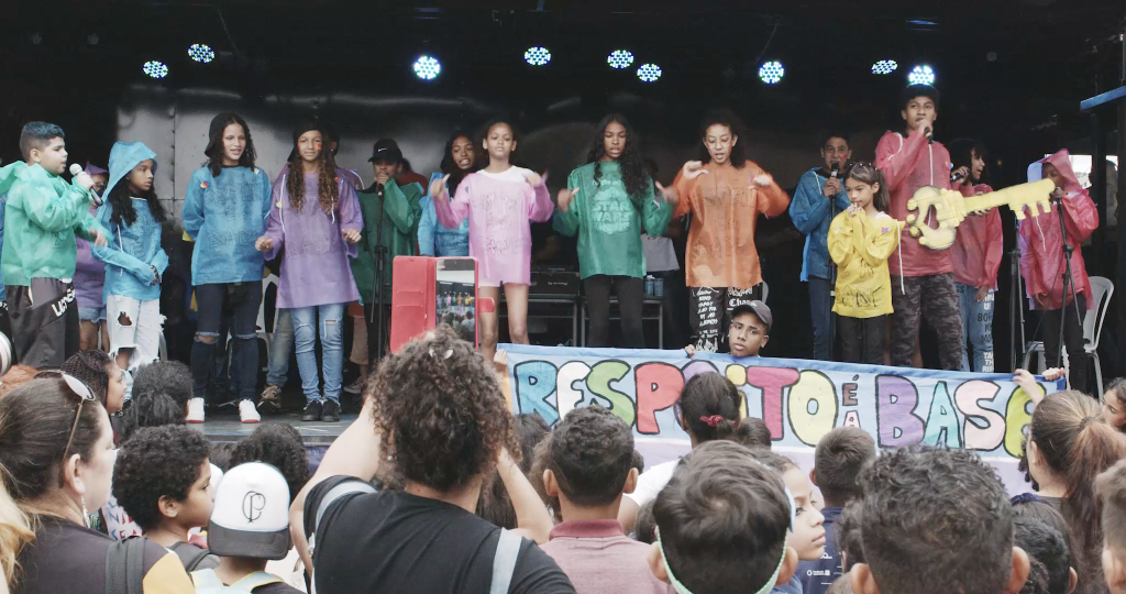 Crianças de Heliópolis cantando no palco